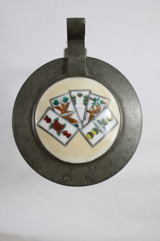 0373-Alter Glas Bierkrug 18/20 L mit Spielkarten Zinndeckel – Bild 2