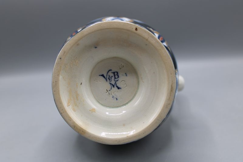 0396-Villeroy & Boch Mettlach bauchiger Enghalskrug mit Pfauenmotiv 1894 – Bild 3