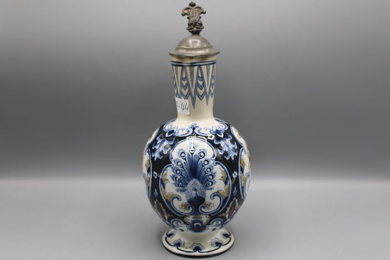 0396-Villeroy & Boch Mettlach bauchiger Enghalskrug mit Pfauenmotiv 1894